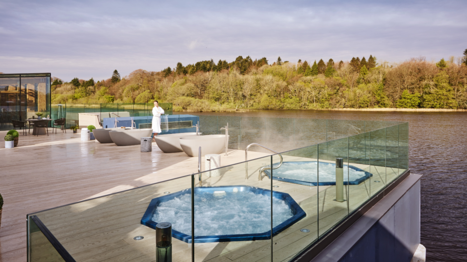 Outdoor jacuzzi and baths with a view of the river