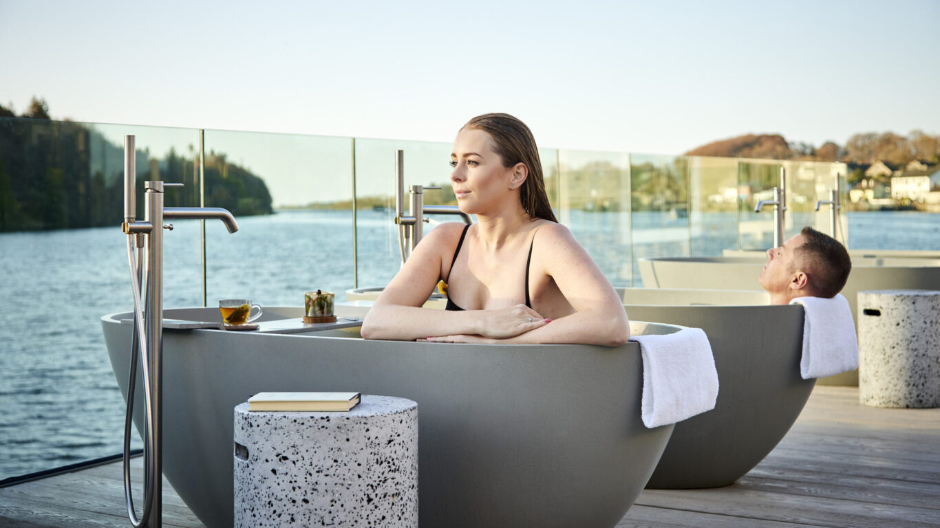 Outdoor Bath arms folded 2022